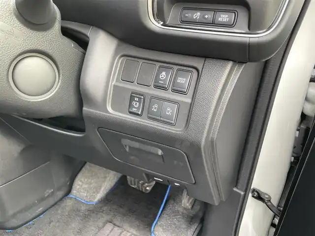 日産 セレナ e－パワー ハイウェイスター V 佐賀県 2019(平31)年 2.7万km ブリリアントホワイトパール 純正9インチナビゲーション/・AM/FM/CD/DVD/Bluetooth/フルセグTV/アラウンドビューモニター/純正フリップダウンモニター/インテリジェントルームミラー/ETC/ハーフレザーシート/・シートヒーター/革巻きステアリング/・ステアリングヒーター/・ステアリングヒーター/両側パワースライドドア/純正15インチアルミホイール/純正フロアマット/プロパイロット/クリアランスソナー/盗難防止装置