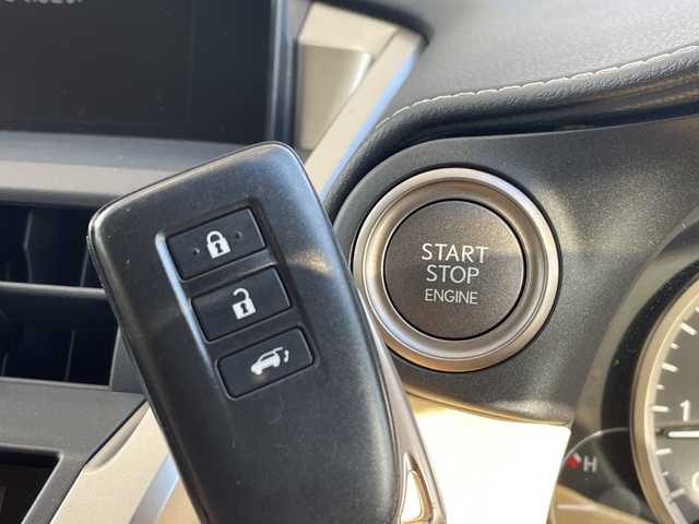 レクサス ＮＸ 200t Iパッケージ 愛知県 2016(平28)年 4.2万km ソニッククォーツ 純正ナビ/全方位カメラ/三眼LEDヘッドライト/本革レザー/レーダークルーズコントロール/シートヒーター/バックカメラ/電動リアゲート/パワーシート/コーナーセンサー/純正アルミホイール/ETC2.0/ブラインドスポットモニター/パドルシフト/ステアリングヒーター/ドライブレコーダー/衝突軽減システム/フルセグ/CD DVD/Bluetooth/ステアリングスイッチ/スマートキー/プッシュスタート