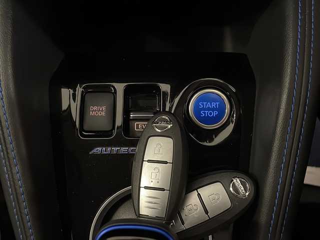 日産 キックス オーテック 熊本県 2021(令3)年 3.8万km ホワイト 禁煙車/AUTECH専用インテリア/・レザーシート/・インストパッド/・インストパッド、センターコンソール/・ブルーレザレットドアトリム/・フロアマット/・ドアバイザー/AUTECH　AWノーマルタイヤ/プロパイロット/エマージェンシーブレーキ/ハンドル支援/側方支援/ふらつき防止/デジタルルームミラー/アラウンドビューモニター/ディーラーナビ(CD.DVD.BT.SD)/フルセグ/ドライブレコーダー/ETC/電動パーキングブレーキ/オートホールド/LEDヘッドライト/プッシュスタート/スマートキーｘ２