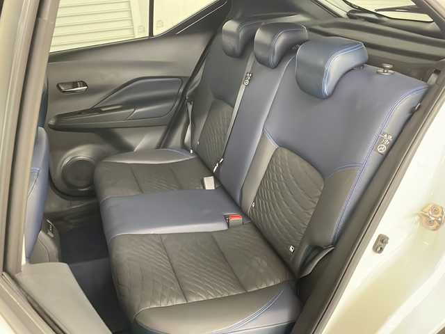 日産 キックス オーテック 熊本県 2021(令3)年 3.8万km ホワイト 禁煙車/AUTECH専用インテリア/・レザーシート/・インストパッド/・インストパッド、センターコンソール/・ブルーレザレットドアトリム/・フロアマット/・ドアバイザー/AUTECH　AWノーマルタイヤ/プロパイロット/エマージェンシーブレーキ/ハンドル支援/側方支援/ふらつき防止/デジタルルームミラー/アラウンドビューモニター/ディーラーナビ(CD.DVD.BT.SD)/フルセグ/ドライブレコーダー/ETC/電動パーキングブレーキ/オートホールド/LEDヘッドライト/プッシュスタート/スマートキーｘ２