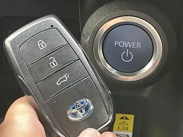 トヨタ ハリアー ハイブリッド Z 山口県 2022(令4)年 3.4万km ホワイトパールクリスタルシャイン JBL 12.3型ナビ フルセグTV BT USB AUX/全周囲カメラ/デジタルインナーミラー/ハーフレザーシート/パワーシート/パワーバックドア/ビルトイン 2.0ETC/19インチ アルミホイール/衝突被害軽減ブレーキ/レーダークルーズコントロール/レーンアシスト/オートマチックハイビーム/LEDオートヘッドライト/フォグライト/コーナーセンサー/スマートキー 2個/ステアリングリモコン/置くだけ充電/W サイド カーテン ニー エアバッグ/保証書 取説/禁煙車