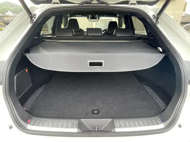 トヨタ ハリアー ハイブリッド Z 山口県 2022(令4)年 3.4万km ホワイトパールクリスタルシャイン JBL 12.3型ナビ フルセグTV BT USB AUX/全周囲カメラ/デジタルインナーミラー/ハーフレザーシート/パワーシート/パワーバックドア/ビルトイン 2.0ETC/19インチ アルミホイール/衝突被害軽減ブレーキ/レーダークルーズコントロール/レーンアシスト/オートマチックハイビーム/LEDオートヘッドライト/フォグライト/コーナーセンサー/スマートキー 2個/ステアリングリモコン/置くだけ充電/W サイド カーテン ニー エアバッグ/保証書 取説/禁煙車