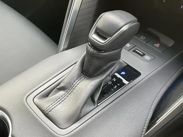 トヨタ ハリアー ハイブリッド Z 山口県 2022(令4)年 3.4万km ホワイトパールクリスタルシャイン JBL 12.3型ナビ フルセグTV BT USB AUX/全周囲カメラ/デジタルインナーミラー/ハーフレザーシート/パワーシート/パワーバックドア/ビルトイン 2.0ETC/19インチ アルミホイール/衝突被害軽減ブレーキ/レーダークルーズコントロール/レーンアシスト/オートマチックハイビーム/LEDオートヘッドライト/フォグライト/コーナーセンサー/スマートキー 2個/ステアリングリモコン/置くだけ充電/W サイド カーテン ニー エアバッグ/保証書 取説/禁煙車
