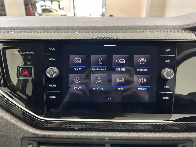 フォルクスワーゲン ＶＷ ポロ TSI アクティブ 愛媛県 2022(令4)年 2.4万km 白 衝突軽減ブレーキ　レーダークルーズコントロール　純正ディスプレイオーディオ　Bluetooth　AppleCarPlay AndroidAuto　FM　AM　SD　USB バックカメラ　本革ステアリング　パドルシフト　ステアリングリモコン　ICターボ　ウインカーミラー　プッシュスタート　スマートキー　スペアキー