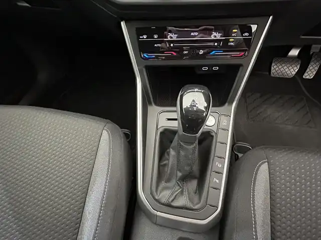 フォルクスワーゲン ＶＷ ポロ TSI アクティブ 愛媛県 2022(令4)年 2.4万km 白 衝突軽減ブレーキ　レーダークルーズコントロール　純正ディスプレイオーディオ　Bluetooth　AppleCarPlay AndroidAuto　FM　AM　SD　USB バックカメラ　本革ステアリング　パドルシフト　ステアリングリモコン　ICターボ　ウインカーミラー　プッシュスタート　スマートキー　スペアキー