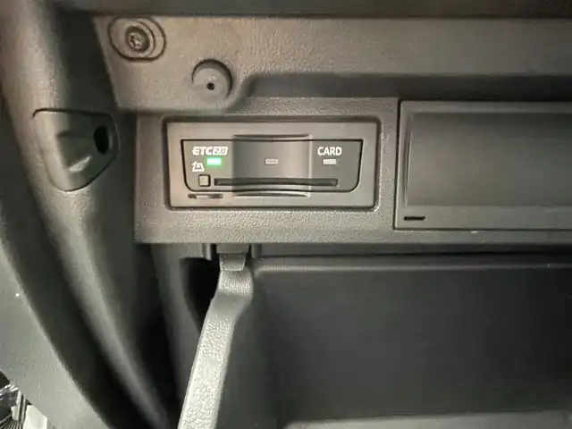 フォルクスワーゲン ＶＷ ポロ TSI アクティブ 愛媛県 2022(令4)年 2.4万km 白 衝突軽減ブレーキ　レーダークルーズコントロール　純正ディスプレイオーディオ　Bluetooth　AppleCarPlay AndroidAuto　FM　AM　SD　USB バックカメラ　本革ステアリング　パドルシフト　ステアリングリモコン　ICターボ　ウインカーミラー　プッシュスタート　スマートキー　スペアキー