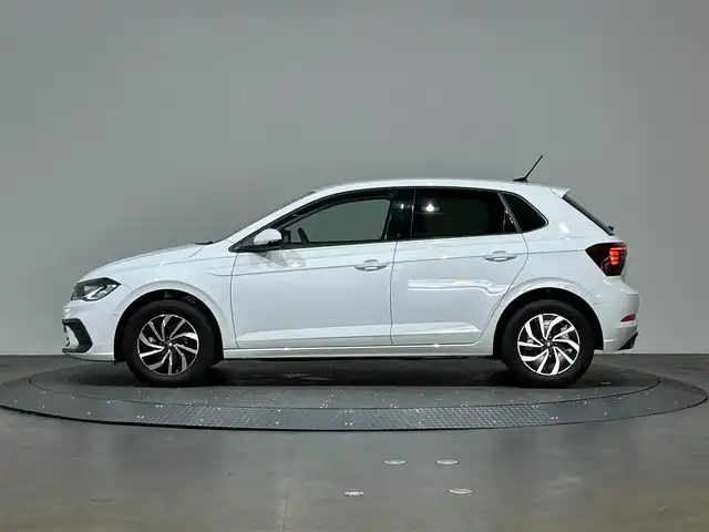 フォルクスワーゲン ＶＷ ポロ TSI アクティブ 愛媛県 2022(令4)年 2.4万km 白 衝突軽減ブレーキ　レーダークルーズコントロール　純正ディスプレイオーディオ　Bluetooth　AppleCarPlay AndroidAuto　FM　AM　SD　USB バックカメラ　本革ステアリング　パドルシフト　ステアリングリモコン　ICターボ　ウインカーミラー　プッシュスタート　スマートキー　スペアキー