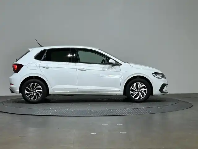 フォルクスワーゲン ＶＷ ポロ TSI アクティブ 愛媛県 2022(令4)年 2.4万km 白 衝突軽減ブレーキ　レーダークルーズコントロール　純正ディスプレイオーディオ　Bluetooth　AppleCarPlay AndroidAuto　FM　AM　SD　USB バックカメラ　本革ステアリング　パドルシフト　ステアリングリモコン　ICターボ　ウインカーミラー　プッシュスタート　スマートキー　スペアキー
