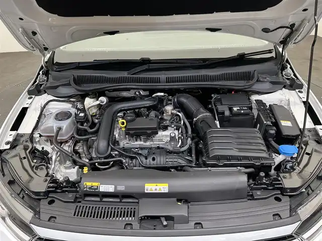 フォルクスワーゲン ＶＷ ポロ TSI アクティブ 愛媛県 2022(令4)年 2.4万km 白 衝突軽減ブレーキ　レーダークルーズコントロール　純正ディスプレイオーディオ　Bluetooth　AppleCarPlay AndroidAuto　FM　AM　SD　USB バックカメラ　本革ステアリング　パドルシフト　ステアリングリモコン　ICターボ　ウインカーミラー　プッシュスタート　スマートキー　スペアキー