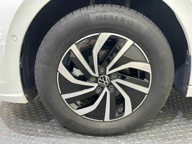 フォルクスワーゲン ＶＷ ポロ TSI アクティブ 愛媛県 2022(令4)年 2.4万km 白 衝突軽減ブレーキ　レーダークルーズコントロール　純正ディスプレイオーディオ　Bluetooth　AppleCarPlay AndroidAuto　FM　AM　SD　USB バックカメラ　本革ステアリング　パドルシフト　ステアリングリモコン　ICターボ　ウインカーミラー　プッシュスタート　スマートキー　スペアキー