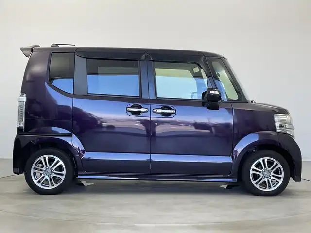ホンダ Ｎ ＢＯＸ カスタム SSパッケージ 新潟県 2015(平27)年 4.3万km プレミアムベルベットパープル・パール 社外メモリナビ（型式：AVN-G05）/・AM/FM/CD/DVD/Bluetooth/USB/フルセグ/バックモニター/両側パワースライドドア/ベンチシート/キセノンヘッドライト/オートライト/純正フロアマット/純正14インチAW夏タイヤ/ABS/横滑り防止機能/保証書