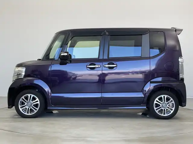 ホンダ Ｎ ＢＯＸ カスタム SSパッケージ 新潟県 2015(平27)年 4.3万km プレミアムベルベットパープル・パール 社外メモリナビ（型式：AVN-G05）/・AM/FM/CD/DVD/Bluetooth/USB/フルセグ/バックモニター/両側パワースライドドア/ベンチシート/キセノンヘッドライト/オートライト/純正フロアマット/純正14インチAW夏タイヤ/ABS/横滑り防止機能/保証書