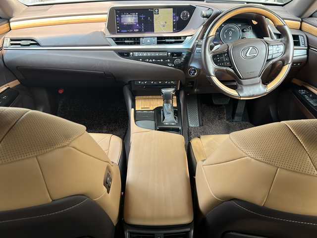 レクサス ＥＳ 300h バージョンL 静岡県 2019(令1)年 2.9万km アイスエクリュマイカメタリック 純正ナビ/・AM/FM/・サウンドライブラリ/・CD/DVD/・SD/・USB/・Bluetooth/・Miracast/・AUX/・フルセグTV/主要装備/・ＥＴＣ２．０/・全方位カメラ/・サンルーフ/・ヘッドアップディスプレイ/・ブラインドスポットモニター/・三眼ＬＥＤヘッドライト/・デジタルインナーミラー/・プリクラッシュセーフティ/・本革シート/・シートヒーター＆ベンチレーション/・ステアリングヒーター/・追従クルコン/・パドルシフト/・オートハイビーム/・ドライブレコーダー/・電動チルト＆テレスコピックステアリング/・サイドカーテンエアバッグ