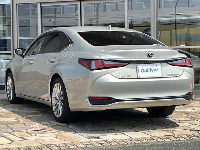 レクサス ＥＳ 300h バージョンL 静岡県 2019(令1)年 2.9万km アイスエクリュマイカメタリック 純正ナビ/・AM/FM/・サウンドライブラリ/・CD/DVD/・SD/・USB/・Bluetooth/・Miracast/・AUX/・フルセグTV/主要装備/・ＥＴＣ２．０/・全方位カメラ/・サンルーフ/・ヘッドアップディスプレイ/・ブラインドスポットモニター/・三眼ＬＥＤヘッドライト/・デジタルインナーミラー/・プリクラッシュセーフティ/・本革シート/・シートヒーター＆ベンチレーション/・ステアリングヒーター/・追従クルコン/・パドルシフト/・オートハイビーム/・ドライブレコーダー/・電動チルト＆テレスコピックステアリング/・サイドカーテンエアバッグ
