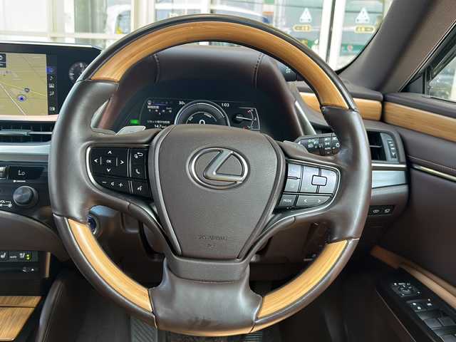 レクサス ＥＳ 300h バージョンL 静岡県 2019(令1)年 2.9万km アイスエクリュマイカメタリック 純正ナビ/・AM/FM/・サウンドライブラリ/・CD/DVD/・SD/・USB/・Bluetooth/・Miracast/・AUX/・フルセグTV/主要装備/・ＥＴＣ２．０/・全方位カメラ/・サンルーフ/・ヘッドアップディスプレイ/・ブラインドスポットモニター/・三眼ＬＥＤヘッドライト/・デジタルインナーミラー/・プリクラッシュセーフティ/・本革シート/・シートヒーター＆ベンチレーション/・ステアリングヒーター/・追従クルコン/・パドルシフト/・オートハイビーム/・ドライブレコーダー/・電動チルト＆テレスコピックステアリング/・サイドカーテンエアバッグ