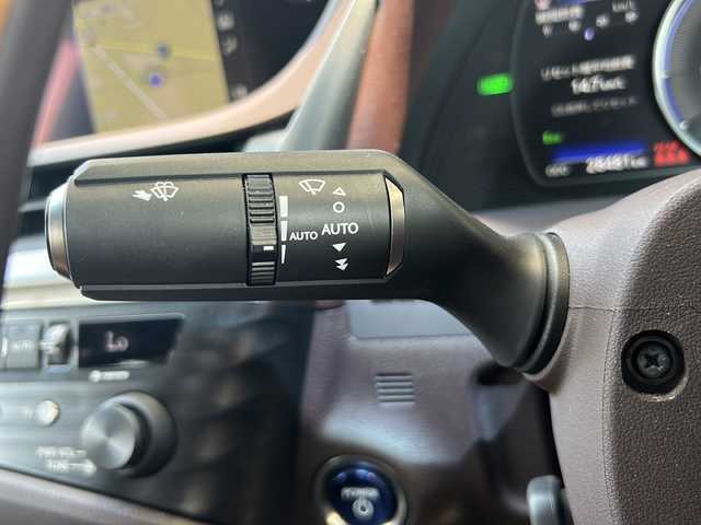 レクサス ＥＳ 300h バージョンL 静岡県 2019(令1)年 2.9万km アイスエクリュマイカメタリック 純正ナビ/・AM/FM/・サウンドライブラリ/・CD/DVD/・SD/・USB/・Bluetooth/・Miracast/・AUX/・フルセグTV/主要装備/・ＥＴＣ２．０/・全方位カメラ/・サンルーフ/・ヘッドアップディスプレイ/・ブラインドスポットモニター/・三眼ＬＥＤヘッドライト/・デジタルインナーミラー/・プリクラッシュセーフティ/・本革シート/・シートヒーター＆ベンチレーション/・ステアリングヒーター/・追従クルコン/・パドルシフト/・オートハイビーム/・ドライブレコーダー/・電動チルト＆テレスコピックステアリング/・サイドカーテンエアバッグ