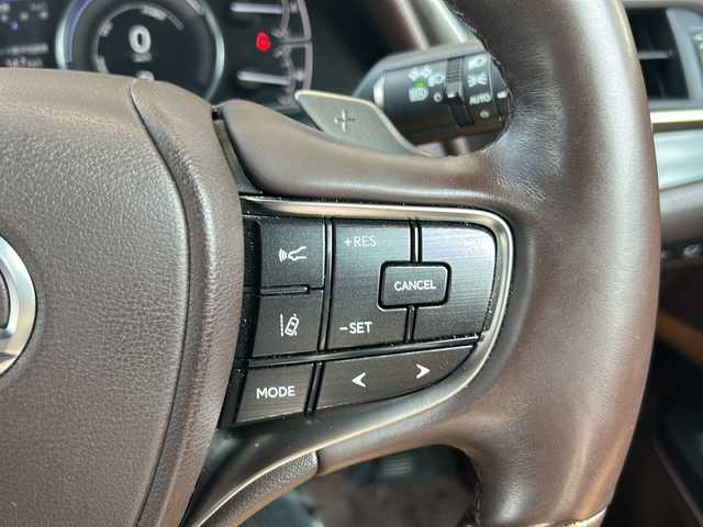 レクサス ＥＳ 300h バージョンL 静岡県 2019(令1)年 2.9万km アイスエクリュマイカメタリック 純正ナビ/・AM/FM/・サウンドライブラリ/・CD/DVD/・SD/・USB/・Bluetooth/・Miracast/・AUX/・フルセグTV/主要装備/・ＥＴＣ２．０/・全方位カメラ/・サンルーフ/・ヘッドアップディスプレイ/・ブラインドスポットモニター/・三眼ＬＥＤヘッドライト/・デジタルインナーミラー/・プリクラッシュセーフティ/・本革シート/・シートヒーター＆ベンチレーション/・ステアリングヒーター/・追従クルコン/・パドルシフト/・オートハイビーム/・ドライブレコーダー/・電動チルト＆テレスコピックステアリング/・サイドカーテンエアバッグ