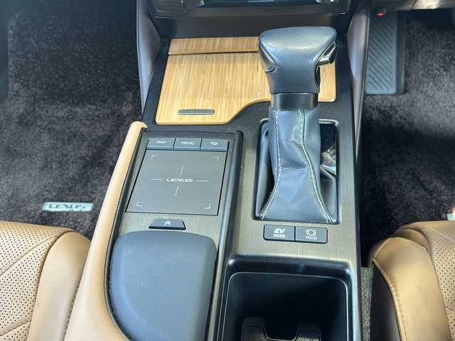 レクサス ＥＳ 300h バージョンL 静岡県 2019(令1)年 2.9万km アイスエクリュマイカメタリック 純正ナビ/・AM/FM/・サウンドライブラリ/・CD/DVD/・SD/・USB/・Bluetooth/・Miracast/・AUX/・フルセグTV/主要装備/・ＥＴＣ２．０/・全方位カメラ/・サンルーフ/・ヘッドアップディスプレイ/・ブラインドスポットモニター/・三眼ＬＥＤヘッドライト/・デジタルインナーミラー/・プリクラッシュセーフティ/・本革シート/・シートヒーター＆ベンチレーション/・ステアリングヒーター/・追従クルコン/・パドルシフト/・オートハイビーム/・ドライブレコーダー/・電動チルト＆テレスコピックステアリング/・サイドカーテンエアバッグ
