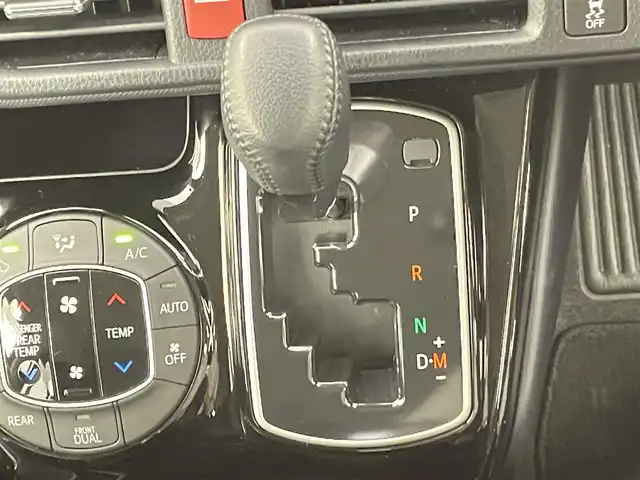 トヨタ ヴォクシー ZS 煌Ⅱ 千葉県 2017(平29)年 6.8万km ブラック 禁煙車/トヨタセーフティセンス/　・プリクラッシュセーフティ/　・レーンディパーチャーアラート/　・オートマチックハイビーム/　・先行車発進お知らせ機能/純正9インチメモリナビ/　CD/DVD/BT/フルセグTV/両側パワースライドドア/ビルトインETC/バックカメラ/電動格納ミラー/革巻きステアリング/ステアリングスイッチ/プッシュスタート&スマートキー/純正16インチアルミホイール/LEDヘッドライト