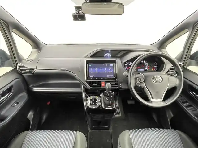 トヨタ ヴォクシー ZS 煌Ⅱ 千葉県 2017(平29)年 6.8万km ブラック 禁煙車/トヨタセーフティセンス/　・プリクラッシュセーフティ/　・レーンディパーチャーアラート/　・オートマチックハイビーム/　・先行車発進お知らせ機能/純正9インチメモリナビ/　CD/DVD/BT/フルセグTV/両側パワースライドドア/ビルトインETC/バックカメラ/電動格納ミラー/革巻きステアリング/ステアリングスイッチ/プッシュスタート&スマートキー/純正16インチアルミホイール/LEDヘッドライト