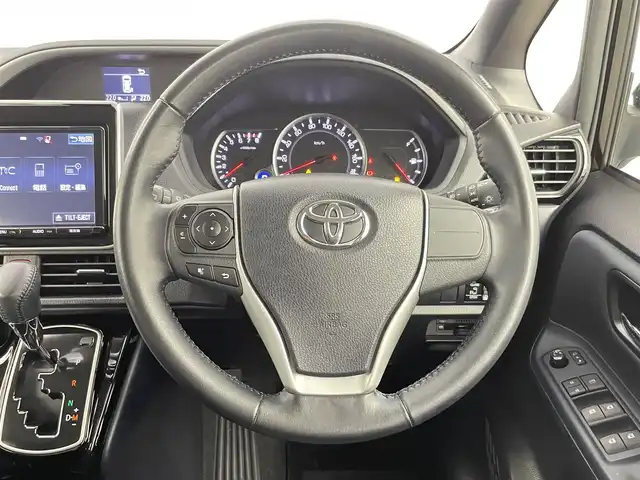 トヨタ ヴォクシー ZS 煌Ⅱ 千葉県 2017(平29)年 6.8万km ブラック 禁煙車/トヨタセーフティセンス/　・プリクラッシュセーフティ/　・レーンディパーチャーアラート/　・オートマチックハイビーム/　・先行車発進お知らせ機能/純正9インチメモリナビ/　CD/DVD/BT/フルセグTV/両側パワースライドドア/ビルトインETC/バックカメラ/電動格納ミラー/革巻きステアリング/ステアリングスイッチ/プッシュスタート&スマートキー/純正16インチアルミホイール/LEDヘッドライト