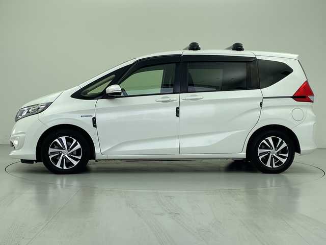 ホンダ フリード ハイブリット G ホンダセンシング 愛知県 2017(平29)年 6万km ホワイトオーキッドパール 社外ナビ/・Bluetooth/・CD/DVD/・フルセグテレビ/バックカメラ/レーダークルーズコントロール/衝突軽減ブレーキ/レーンキープアシスト/ハーフレザーシート/ルーフキャリア/RAZOシフトノブ/両側パワースライドドア/ビルトインETC