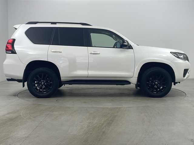 トヨタ ランドクルーザー プラド TX Lパッケージ ブラックED 道央・札幌 2021(令3)年 1.5万km ホワイトパールクリスタルシャイン ・4WD/・寒冷地仕様/・ルーフレール/・リアスポイラー/・サイドステップ/・純正ディスプレイオーディオ/（TV/BT/AppleCarPlay/AndroidAuto）/・全方位カメラ/・バックカメラ/・アダプティブクルーズコントロール/・革シート/・前席パワーシート＆シートヒーター＆ベンチレーション/・ドアミラーヒーター/・フロントワイパーデアイザー/・ビルトインETC2.0/・オートライト/・オートマチックハイビーム/・TSS/・横滑り防止装置/・LDA