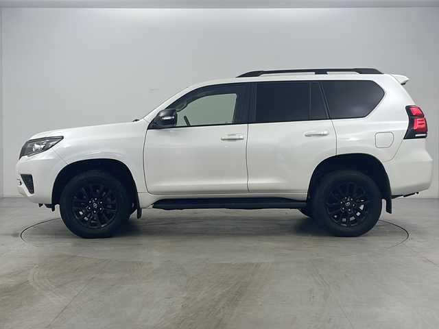 トヨタ ランドクルーザー プラド TX Lパッケージ ブラックED 道央・札幌 2021(令3)年 1.5万km ホワイトパールクリスタルシャイン ・4WD/・寒冷地仕様/・ルーフレール/・リアスポイラー/・サイドステップ/・純正ディスプレイオーディオ/（TV/BT/AppleCarPlay/AndroidAuto）/・全方位カメラ/・バックカメラ/・アダプティブクルーズコントロール/・革シート/・前席パワーシート＆シートヒーター＆ベンチレーション/・ドアミラーヒーター/・フロントワイパーデアイザー/・ビルトインETC2.0/・オートライト/・オートマチックハイビーム/・TSS/・横滑り防止装置/・LDA