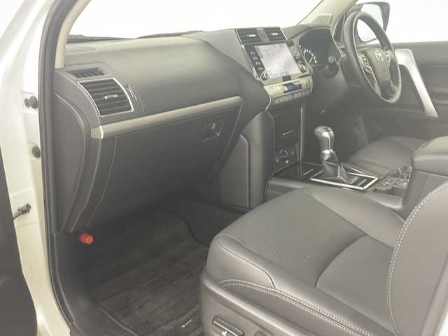 トヨタ ランドクルーザー プラド TX Lパッケージ ブラックED 道央・札幌 2021(令3)年 1.5万km ホワイトパールクリスタルシャイン ・4WD/・寒冷地仕様/・ルーフレール/・リアスポイラー/・サイドステップ/・純正ディスプレイオーディオ/（TV/BT/AppleCarPlay/AndroidAuto）/・全方位カメラ/・バックカメラ/・アダプティブクルーズコントロール/・革シート/・前席パワーシート＆シートヒーター＆ベンチレーション/・ドアミラーヒーター/・フロントワイパーデアイザー/・ビルトインETC2.0/・オートライト/・オートマチックハイビーム/・TSS/・横滑り防止装置/・LDA