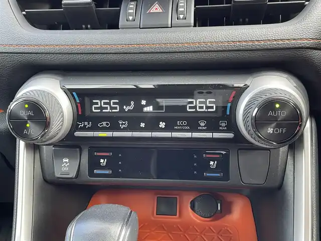 トヨタ ＲＡＶ４ ハイブリッド アドベンチャー 大阪府 2022(令4)年 2万km アーバンカーキ トヨタセーフティーセンス/・プリクラッシュセーフティ/・レーントレーシングアシスト/・レーダークルーズコントロール/・オートマチックハイビーム/・ロードサインアシスト/・先行車発進告知機能/ナビ/・Bluetooth/CD/DVD/Gracenote/ラジオ/フルセグTV/主要装備/・ブラインドスポットモニター/・クリアランスソナー/・リヤクロストラフィックアラート/・パーキングサポートブレーキ/・オートホールド/・ステアリングヒーター/・D席パワーシート　メモリー機能/・ステアリングリモコン/・手動防眩ルームミラー/・ビルトインＥＴＣ/・LEDヘッドライト/・前後ドライブレコーダー