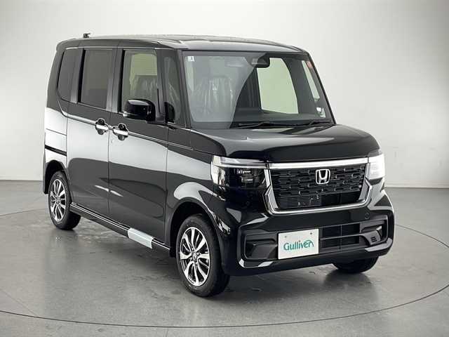 ホンダ Ｎ ＢＯＸ カスタム 長野県 2025(令7)年 0.1千km クリスタルブラックパール 4WD/届出済未使用車/ホンダセンシング/・路外逸脱抑制機能/・踏み間違い衝突軽減システム/・パーキングセンサーシステム/・衝突軽減ブレーキ/・先行車発進お知らせ機能/・歩行者事故低減ステアリング/・標識認識機能/・踏み間違い衝突軽減システム/・急アクセル抑制機能/プッシュスタートボタン/アイドリングストップ/スマートキー/レーダークルーズコントロール/Type-C充電/D+N席シートヒーター/左側電動スライドドア/純正14インチアルミ/ABS/横滑り防止装置/オートライト/オートハイビーム/LEDヘッドライト/W+カーテンエアバッグ/保証書/取扱説明書/スペアキー×1