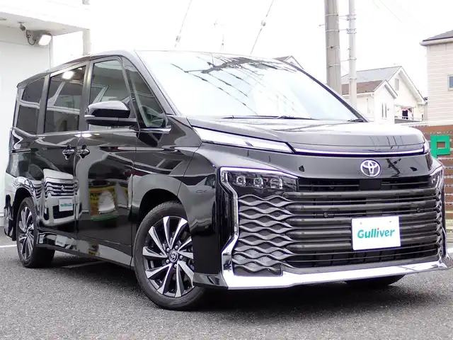 トヨタ ヴォクシー S－Z 千葉県 2025(令7)年 0.1万km未満 アティチュードブラックマイカ 登録済未使用車/快適利便パッケージ/ドライビングサポートパッケージ/ディスプレイオーディオ（コネクティッドナビ対応）/・10.5インチディスプレイ/・Bluetooth/AM/FM/フルセグTV/CD/DVDデッキ/バックカメラ/ビルトイン2.0ETC/デジタルインナーミラー/純正フリップダウンモニター/両側パワースライドドア/Toyota Safety Sense/レーダークルーズコントロール/LEDオートライト/オートハイビーム/パワーバックドア/ステアリングスイッチ/プッシュスタート/スマートキー/取扱説明書/保証書