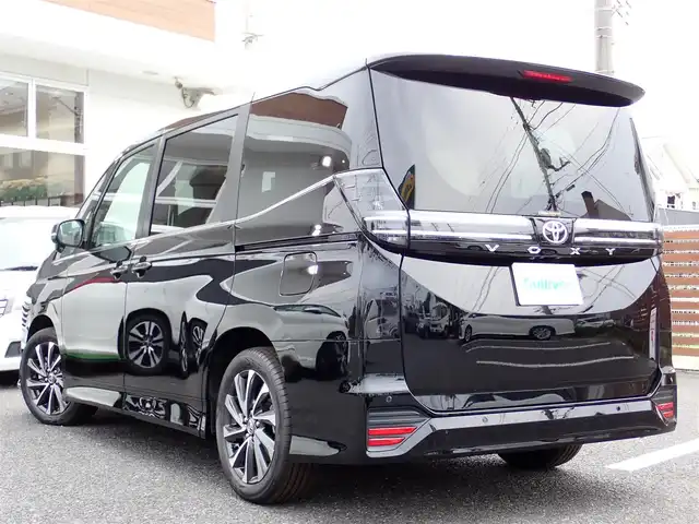 トヨタ ヴォクシー S－Z 千葉県 2025(令7)年 0.1万km未満 アティチュードブラックマイカ 登録済未使用車/快適利便パッケージ/ドライビングサポートパッケージ/ディスプレイオーディオ（コネクティッドナビ対応）/・10.5インチディスプレイ/・Bluetooth/AM/FM/フルセグTV/CD/DVDデッキ/バックカメラ/ビルトイン2.0ETC/デジタルインナーミラー/純正フリップダウンモニター/両側パワースライドドア/Toyota Safety Sense/レーダークルーズコントロール/LEDオートライト/オートハイビーム/パワーバックドア/ステアリングスイッチ/プッシュスタート/スマートキー/取扱説明書/保証書
