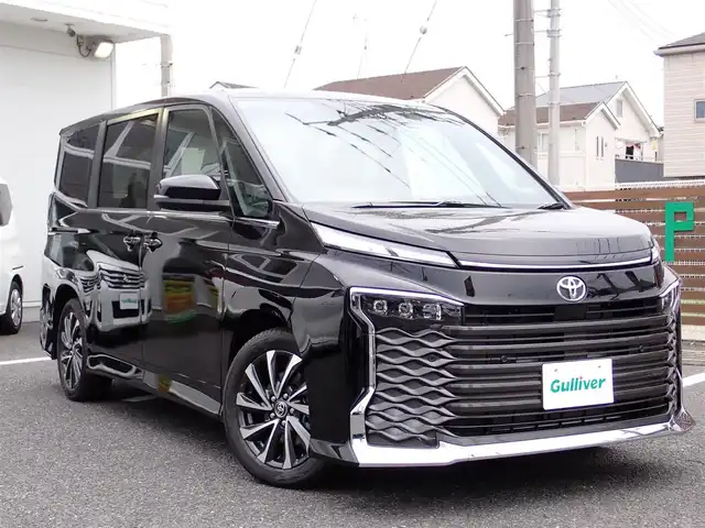トヨタ ヴォクシー S－Z 千葉県 2025(令7)年 0.1万km未満 アティチュードブラックマイカ 登録済未使用車/快適利便パッケージ/ドライビングサポートパッケージ/ディスプレイオーディオ（コネクティッドナビ対応）/・10.5インチディスプレイ/・Bluetooth/AM/FM/フルセグTV/CD/DVDデッキ/バックカメラ/ビルトイン2.0ETC/デジタルインナーミラー/純正フリップダウンモニター/両側パワースライドドア/Toyota Safety Sense/レーダークルーズコントロール/LEDオートライト/オートハイビーム/パワーバックドア/ステアリングスイッチ/プッシュスタート/スマートキー/取扱説明書/保証書