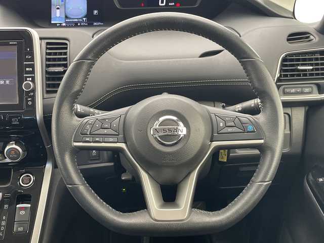 日産 セレナ ハイウェイスター G 愛知県 2016(平28)年 2.9万km ブリリアントシルバー プロパイロット/純正9型ナビ/フリップダウンモニター/全方位カメラ/両側パワースライドドア/レーダークルーズコントロール/コーナーセンサー/純正アルミホイール/LEDヘッドライト/リアオートエアコン/衝突軽減システム/フルセグ/CD DVD/Bluetooth/ステアリングスイッチ/スマートキー/プッシュスタート