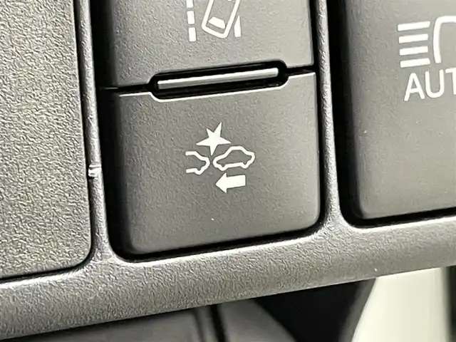 トヨタ アクア S 群馬県 2016(平28)年 2.3万km ライムホワイトパールクリスタルシャイン 衝突被害軽減ブレーキ　純正７インチナビ　バックカメラ　ＨＩＤライト　オートマチックハイビーム　ステアリングリモコン　レーンディパーチャーアラート　リモコンキー　横滑り防止装置　ビルトインＥＴＣ　禁煙車