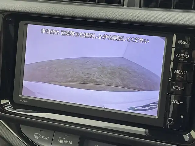 トヨタ アクア S 群馬県 2016(平28)年 2.3万km ライムホワイトパールクリスタルシャイン 衝突被害軽減ブレーキ　純正７インチナビ　バックカメラ　ＨＩＤライト　オートマチックハイビーム　ステアリングリモコン　レーンディパーチャーアラート　リモコンキー　横滑り防止装置　ビルトインＥＴＣ　禁煙車