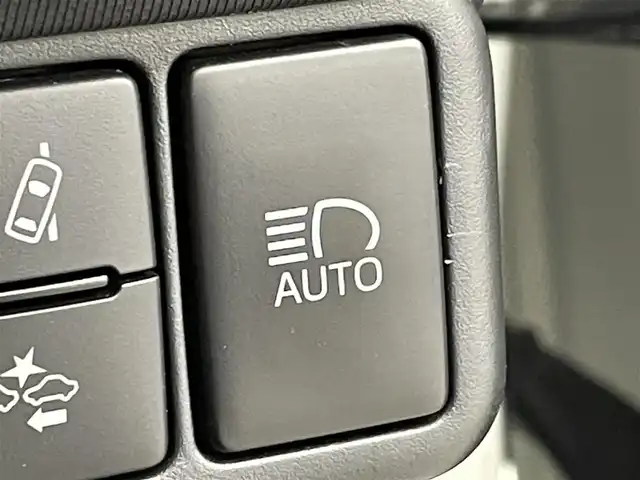 トヨタ アクア S 群馬県 2016(平28)年 2.3万km ライムホワイトパールクリスタルシャイン 衝突被害軽減ブレーキ　純正７インチナビ　バックカメラ　ＨＩＤライト　オートマチックハイビーム　ステアリングリモコン　レーンディパーチャーアラート　リモコンキー　横滑り防止装置　ビルトインＥＴＣ　禁煙車