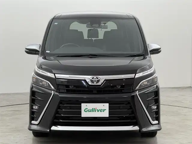 トヨタ ヴォクシー ZS 煌Ⅲ 福岡県 2021(令3)年 3.9万km ブラック 後席モニター　/純正１０型ナビ／フルセグＴＶ　/バックカメラ　/ビルトインETC　/前後ドラレコ　/クルーズコントロール　/コーナーセンサー　/衝突軽減ブレーキ　/レーンキープ　/アクセル踏み間違い防止　/両側電動スライドドア　/ハーフレザーシート