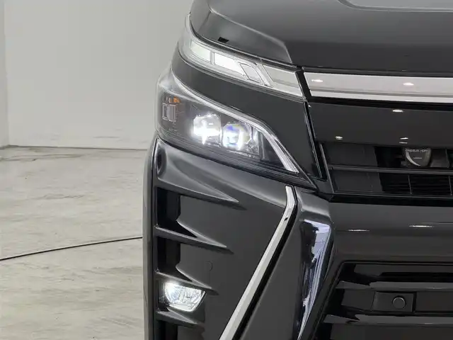 トヨタ ヴォクシー ZS 煌Ⅲ 福岡県 2021(令3)年 3.9万km ブラック 後席モニター　/純正１０型ナビ／フルセグＴＶ　/バックカメラ　/ビルトインETC　/前後ドラレコ　/クルーズコントロール　/コーナーセンサー　/衝突軽減ブレーキ　/レーンキープ　/アクセル踏み間違い防止　/両側電動スライドドア　/ハーフレザーシート