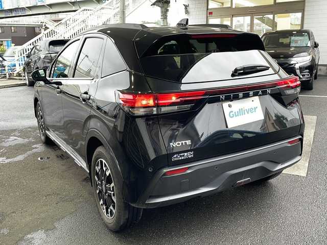 日産 ノート オーテック クロスオーバー 京都府 2022(令4)年 2.2万km 黒 純正ＳＤナビ　/ワイドナビ　/フルセグＴＶ　/アラウンドビューモニター　/コーナーセンサー　/ウィンカーミラー　/ＬＥＤヘッドライト/スマートキー　/スペアキー/横滑り防止装置/レーンキープアシスト/衝突被害軽減システム/ミュージックプレイヤー接続/AUTECHアルミホイール/Wエアバック
