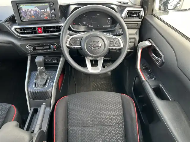 ダイハツ ロッキー G 新潟県 2021(令3)年 6.5万km ブラックマイカメタリック 純正ナビ【フルセグTV/FM・AM/BT/CD】/衝突軽減/アイドリングストップ/クルーズコントロール追従有/コーナーセンサー/バックカメラ/DN席シートヒーター/ドライブレコーダー/ETC/LEDヘッドライト/オートライト/レーンキープアシスト/ステアリングスイッチ/プッシュスタート/スマートキー
