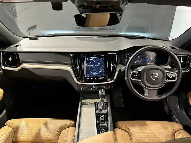 ボルボ Ｖ６０ クロスカントリー T5 AWD プロ 道央・札幌 2019(平31)年 1.7万km オニキスブラックP ACC/パーフォレーテッド・ファインナッパレザーシート(チャコール)/チルトアップ機能付電動パノラマ・ガラス・サンルーフ/harman/kardonプレミアムサウンド/フロント電動ランバーサポート/フロントベンチレーション機能/19インチ5ダブルスポーク・ダイヤモンドカッド/マットグラファイト/レーン・チェンジ・マージ・エイド/レーン・キーピング・エイド/パイロットアシスト/衝突回避・被害軽減ブレーキ/LEDヘッドライト/レインセンサー/360°カメラ/パワーテールゲート/ETC