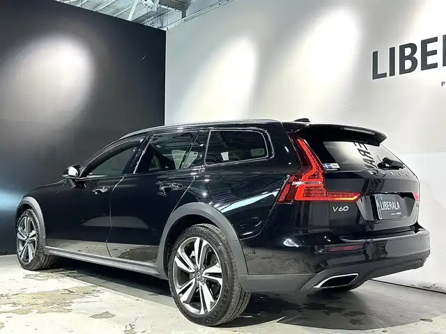 ボルボ Ｖ６０ クロスカントリー T5 AWD プロ 道央・札幌 2019(平31)年 1.7万km オニキスブラックP ACC/パーフォレーテッド・ファインナッパレザーシート(チャコール)/チルトアップ機能付電動パノラマ・ガラス・サンルーフ/harman/kardonプレミアムサウンド/フロント電動ランバーサポート/フロントベンチレーション機能/19インチ5ダブルスポーク・ダイヤモンドカッド/マットグラファイト/レーン・チェンジ・マージ・エイド/レーン・キーピング・エイド/パイロットアシスト/衝突回避・被害軽減ブレーキ/LEDヘッドライト/レインセンサー/360°カメラ/パワーテールゲート/ETC
