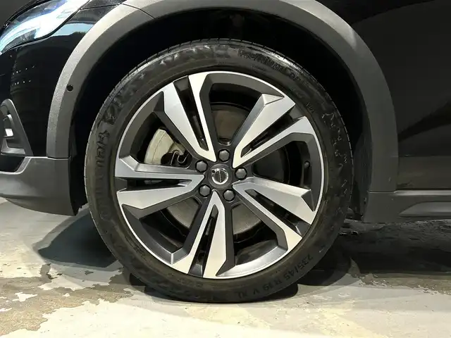 ボルボ Ｖ６０ クロスカントリー T5 AWD プロ 道央・札幌 2019(平31)年 1.7万km オニキスブラックP ACC/パーフォレーテッド・ファインナッパレザーシート(チャコール)/チルトアップ機能付電動パノラマ・ガラス・サンルーフ/harman/kardonプレミアムサウンド/フロント電動ランバーサポート/フロントベンチレーション機能/19インチ5ダブルスポーク・ダイヤモンドカッド/マットグラファイト/レーン・チェンジ・マージ・エイド/レーン・キーピング・エイド/パイロットアシスト/衝突回避・被害軽減ブレーキ/LEDヘッドライト/レインセンサー/360°カメラ/パワーテールゲート/ETC