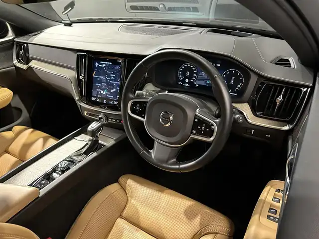 ボルボ Ｖ６０ クロスカントリー T5 AWD プロ 道央・札幌 2019(平31)年 1.7万km オニキスブラックP ACC/パーフォレーテッド・ファインナッパレザーシート(チャコール)/チルトアップ機能付電動パノラマ・ガラス・サンルーフ/harman/kardonプレミアムサウンド/フロント電動ランバーサポート/フロントベンチレーション機能/19インチ5ダブルスポーク・ダイヤモンドカッド/マットグラファイト/レーン・チェンジ・マージ・エイド/レーン・キーピング・エイド/パイロットアシスト/衝突回避・被害軽減ブレーキ/LEDヘッドライト/レインセンサー/360°カメラ/パワーテールゲート/ETC