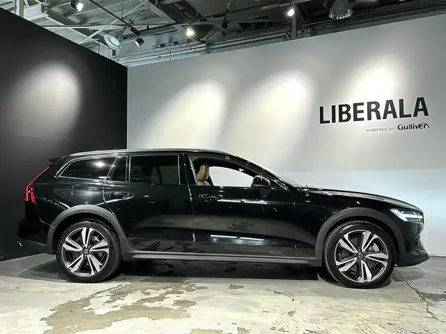 ボルボ Ｖ６０ クロスカントリー T5 AWD プロ 道央・札幌 2019(平31)年 1.7万km オニキスブラックP ACC/パーフォレーテッド・ファインナッパレザーシート(チャコール)/チルトアップ機能付電動パノラマ・ガラス・サンルーフ/harman/kardonプレミアムサウンド/フロント電動ランバーサポート/フロントベンチレーション機能/19インチ5ダブルスポーク・ダイヤモンドカッド/マットグラファイト/レーン・チェンジ・マージ・エイド/レーン・キーピング・エイド/パイロットアシスト/衝突回避・被害軽減ブレーキ/LEDヘッドライト/レインセンサー/360°カメラ/パワーテールゲート/ETC