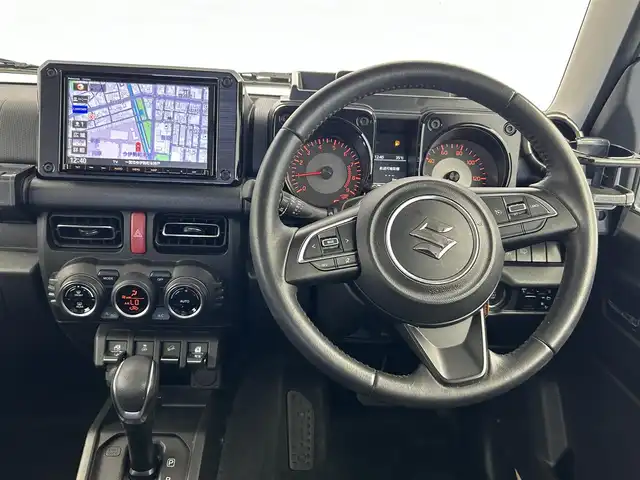 スズキ ジムニー XC 愛知県 2018(平30)年 5万km シフォンアイボリーメタリックブラック2トーンルーフ ルーフキャリア/HONEST フューエルキャップ/背面タイヤ/背面タイヤソフトカバー/純正8インチナビ/（CD/DVD/BT/フルセグ）/デュアルセンサーブレーキサポート/車線逸脱防止/横滑り防止/ダウンヒルアシスト/前席シートヒーター/ドラレコ/バックカメラ/ETC/ステアスイッチ/ミラーヒーター/フォグランプ/純正AW