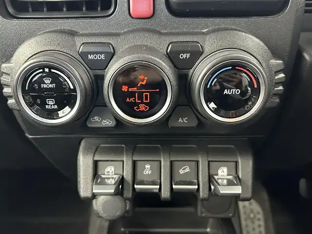 スズキ ジムニー XC 愛知県 2018(平30)年 5万km シフォンアイボリーメタリックブラック2トーンルーフ ルーフキャリア/HONEST フューエルキャップ/背面タイヤ/背面タイヤソフトカバー/純正8インチナビ/（CD/DVD/BT/フルセグ）/デュアルセンサーブレーキサポート/車線逸脱防止/横滑り防止/ダウンヒルアシスト/前席シートヒーター/ドラレコ/バックカメラ/ETC/ステアスイッチ/ミラーヒーター/フォグランプ/純正AW