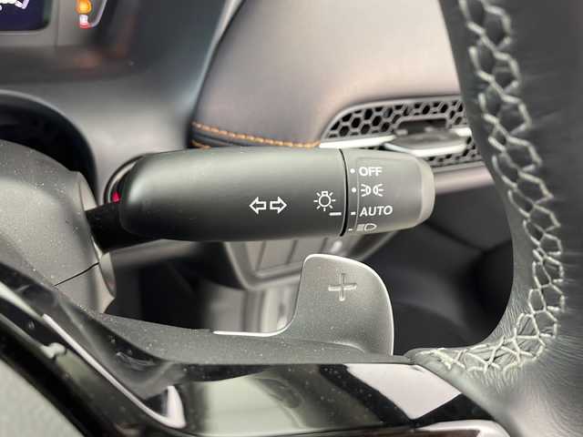 ホンダ ＺＲ－Ｖ ハイブリッド e:HEV Z 愛知県 2023(令5)年 0.8万km プラチナホワイトパール /禁煙車//純正HondaCONNECTディスプレイ//フルセグTV//ビルトインETC2.0//純正前後ドラレコ//マルチビューカメラシステム//バックカメラ//本革シート//前席パワーシート・シートヒーター//運転席ポジションメモリー//BOSEプレミアムサウンドシステム//ハンズフリーパワーテールゲート//ホンダセンシング//衝突軽減ブレーキ(CMBS)//先行車発進お知らせ//歩行者事故低減ステアリング//路外逸脱抑制機能//標識認識機能//アダプティブクルーズコントロール//レーンキープアシストシステム//トラフィックジャムアシスト//誤発進抑制機能(前後方)//ブラインドスポットインフォメーション//後退出庫サポート//前後パーキングセンサー//オートハイビーム//アダプティブドライビングビーム//LEDヘッドライト//オートライト//ワイヤレス充電器//純正18インチアルミホイール(切削+ベルリナブラック塗装)//革巻きステアリング//ステアリングスイッチ//ステアリングヒーター//パドル減速セレクター//純正フロアマット//プッシュスタート//電動格納ミラーウィンカー//電子パーキングブレーキ//ブレーキホールド
